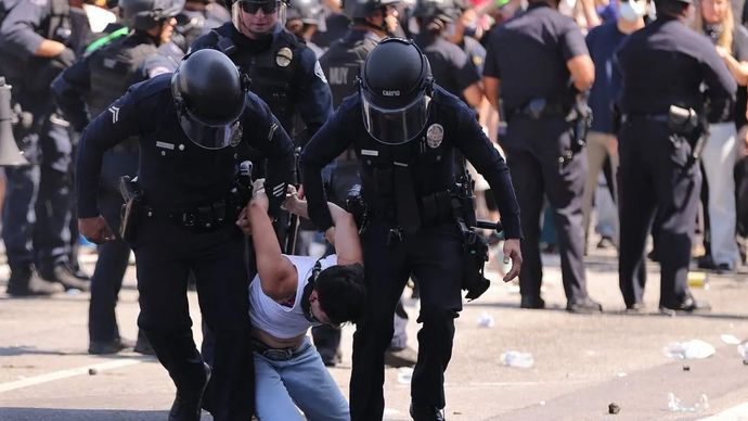 Arsip - Seorang pengunjuk rasa diseret oleh polisi saat berlangsungnya aksi demonstrasi menentang kebijakan imigrasi di California, Los Angeles, Amerika Serikat, Minggu (8/6/2025). Aksi menolak kebijakan Presiden Trump yang akan mendeportasi imigran ilegal maupun bermasalah itu berlangsung rusuh. ANTARA FOTO/Xinhua/Qiu Chen/bar