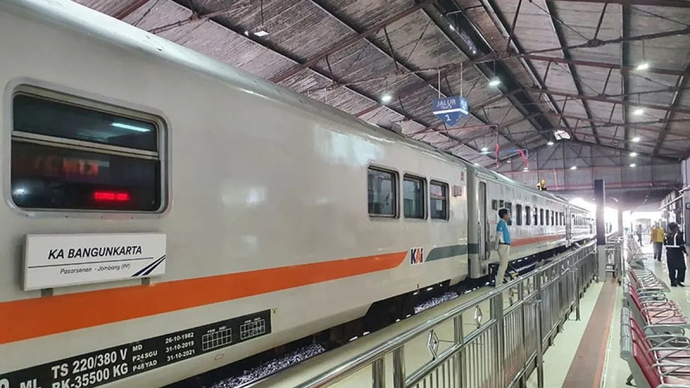 Ilustrasi - KA Bangunkarta berhenti di Stasiun Madiun, Jawa Timut, Minggu (14/3/2021). Mulai 14 Maret 2021, KAI mengembalikan keberangkatan awal KA Bangunkarta dari wilayah Daop 7 Madiun, yakni Stasiun Jombang menuju Stasiun Pasar Senen Jakarta via Y