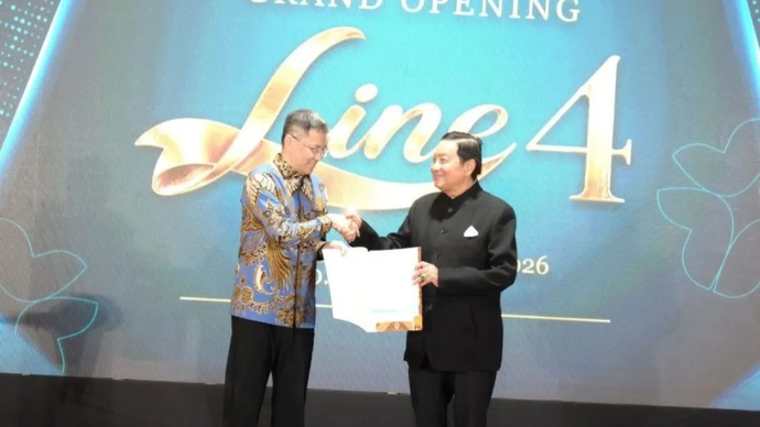 Deputi Bidang Pengawasan Obat, Narkotika, Psikotropika, Prekursor dan Zat Adiktif (Deputi 1) BPOM dr. William Adi Teja MD., BMed., MMed. (kiri) saat menyerahkan sertifikat CPOB kepada CEO PT Satoria Aneka Industri, Alim Satria, dalam peresmian pabrik Line 4 Satoria Pharma di Pasuruan, Selasa (28/4/2026). ANTARA/Fahmi Alfian