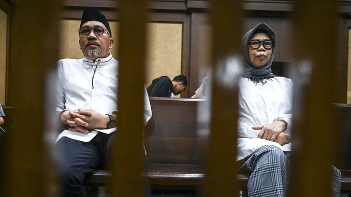 Terdakwa kasus dugaan korupsi pengadaan laptop Chromebook dalam program digitalisasi pendidikan di Kemendikbudristek tahun 2019-2022 Sri Wahyuningsih (kanan) dan Mulyatsyah (kiri) bersiap menjalani sidang putusan di Pengadilan Tipikor, Jakarta, Kamis (30/4/2026). ANTARA FOTO/Galih Pradipta/agr