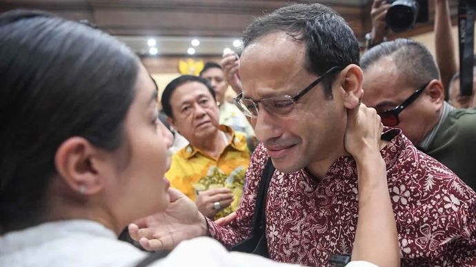 Terdakwa kasus dugaan korupsi pengadaan Chromebook dan Chrome Device Management (CDM) dalam program digitalisasi pendidikan di Kemendikbudristek Nadiem Makarim memeluk istrinya Franka Franklin Makarim seusai mengikuti sidang tuntutan di Pengadilan Tipikor, Jakarta.