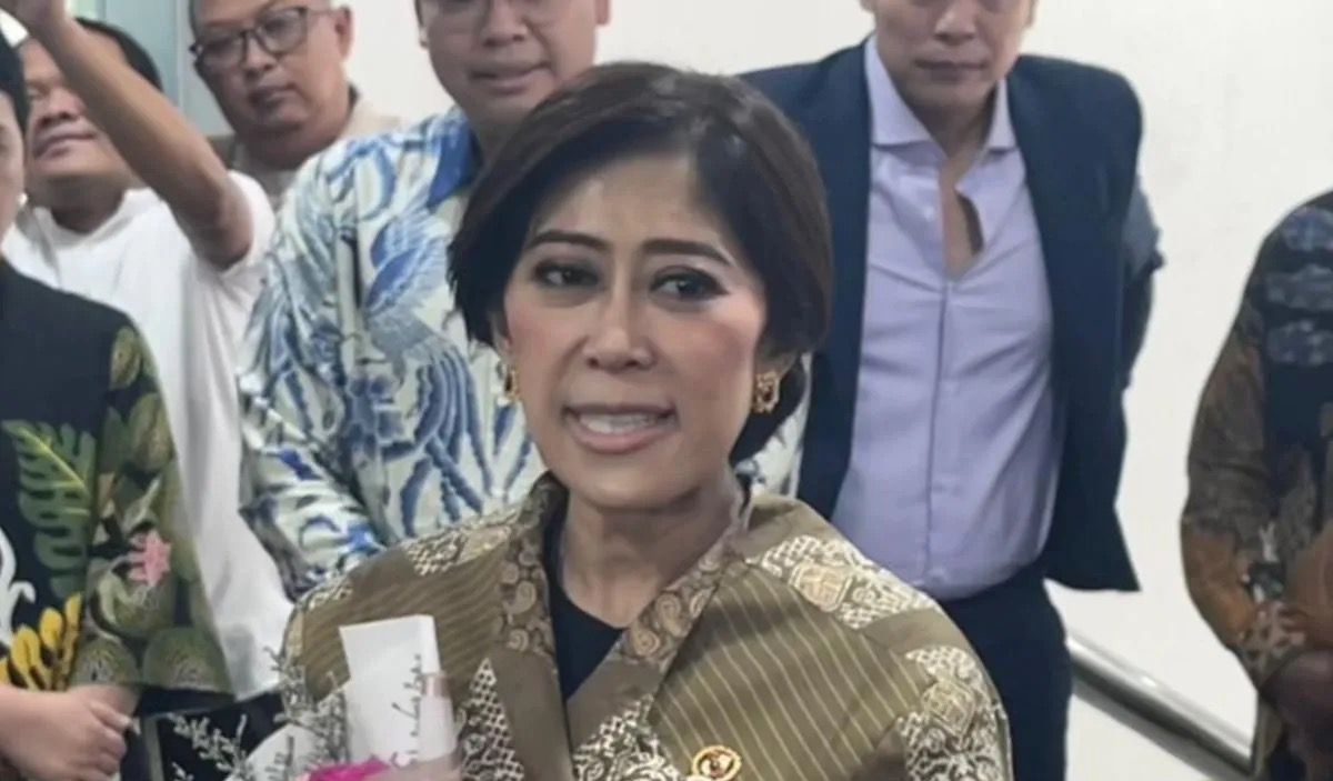 Menteri Komunikasi dan Digital Meutya Hafid dalam wawancara cegat di Gedung Kementerian Komunikasi dan Digital, Jakarta, Senin (21/10/2024). <b>(Antara)</b>