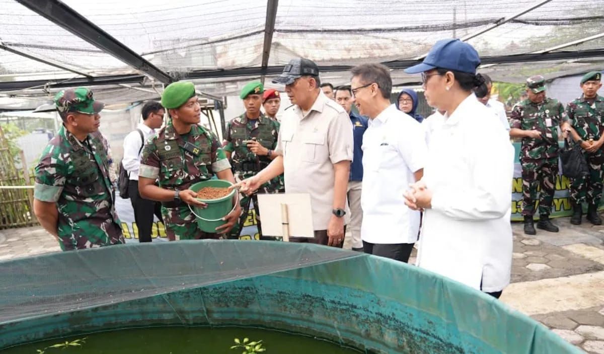 Menteri Pertahanan Sjafrie Sjamsoeddin (tengah), Menteri Kesehatan Budi Gunadi Sadikin (dua dari kiri) dan Menteri Keuangan Sri Mulyani (paling kiri) mengunjungi BTP percontohan yang ada di Cibitung, Kabupaten Bekasi, Jawa Barat, Rabu 20 Agustus 2025 <b>(Antara)</b>