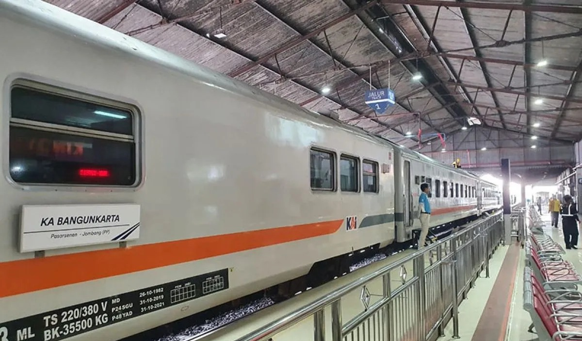 Ilustrasi - KA Bangunkarta berhenti di Stasiun Madiun, Jawa Timut, Minggu (14/3/2021). Mulai 14 Maret 2021, KAI mengembalikan keberangkatan awal KA Bangunkarta dari wilayah Daop 7 Madiun, yakni Stasiun Jombang menuju Stasiun Pasar Senen Jakarta via Y <b>(Antara)</b>