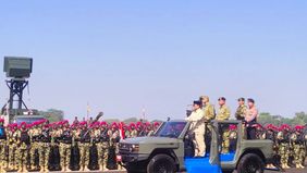 Presiden Prabowo Subianto memberikan kenaikan pangkat kehormatan kepada 14 purnawirawan TNI sebagai bentuk penghargaan atas pengabdian mereka selama bertugas sebagai prajurit aktif.