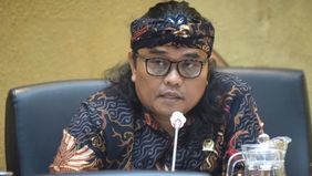 Anggota Komisi IX DPR RI dari Fraksi Nasdem, Nurhadi, mengingatkan agar pemerintah berhati-hati dalam merumuskan aturan tersebut.