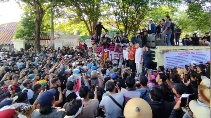 Ketua DPRD Pati Ali Badrudin bersama Ketua DPC Gerindra Pati Hardi yang juga wakil ketua DPRD Pati bersama jajaran saat menemui massa aksi depan kantor DPRD Pati, Jawa Tengah, Jumat, 19 September 2025.