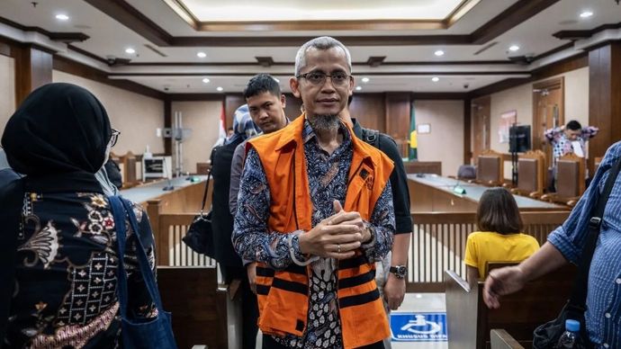 Terdakwa kasus dugaan korupsi investasi fiktif di PT Taspen Ekiawan Heri Primaryanto berjalan keluar usai menjalani sidang pembacaan putusan di Pengadilan Tipikor, Jakarta, Senin, 6 Oktober 2025.