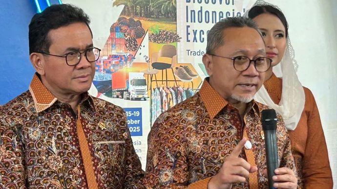 Menteri Koordinator Bidang Pangan (Menko Pangan) Zulkifli Hasan (tengah) didampingi Menteri Perdagangan Budi Santoso (kiri) dan Wakil Menteri Perdagangan Dyah Roro Esti (kanan) pada pembukaan Trade Expo Indonesia (TEI) 2025, di ICE BSD, Tangerang, Banten, Rabu (15/10/2025).