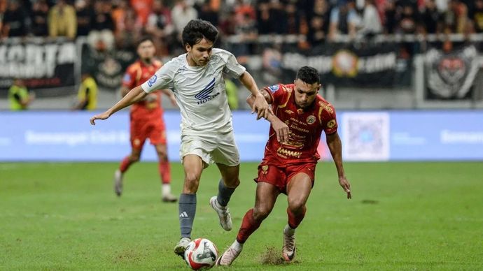 Pesepak Bola Persija Jakarta Alaaeddine Ajraie (kanan) berebut bola dengan pesepak bola PSM Makassar Victor Jonson Benjamin Dethan (kiri).