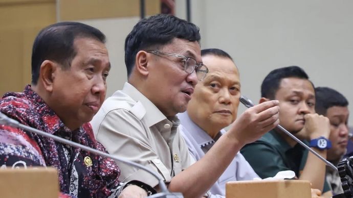 Ketua Komisi III DPR Habiburokhman (kedua kiri) bersama jajaran pimpinan Komisi III DPR menyampaikan pernyataan terkait penyiraman air keras yang menimpa aktivis KontraS Andrie Yunus di kompleks Parlemen, Jakarta.