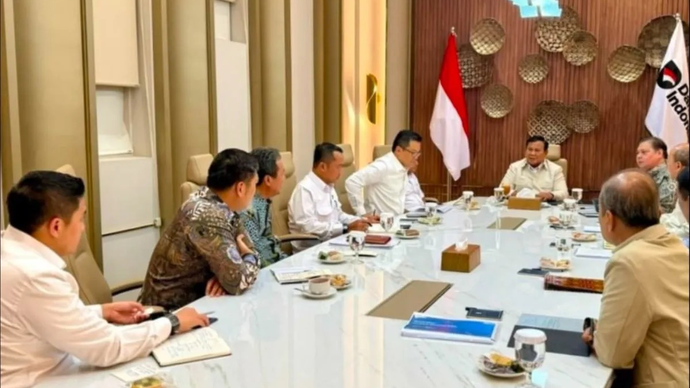 Presiden Prabowo Subianto memimpin rapat terbatas di Wisma Danantara, Jakarta, Kamis (16/4/2026), membahas program-program strategis nasional di antaranya seperti hilirisasi dan pemanfaatan sampah menjadi energi. ANTARA/HO- Badan Komunikasi Pemerintah RI.