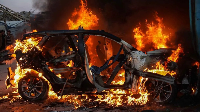 Sebuah kendaraan terbakar setelah terkena serangan udara Israel yang menewaskan seorang jurnalis Al Jazeera, di Kota Gaza, Palestina, Rabu (8/4/2026) waktu setempat. Empat warga Palestina, termasuk seorang jurnalis tewas dalam dua insiden serangan udara Israel di Kota Gaza. ANTARA FOTO/Xinhua/Rizek Abdeljawad/nym.