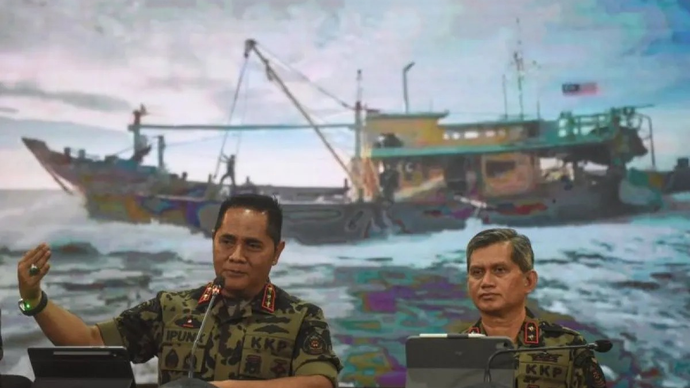 Arsip - Direktur Jenderal Pengawasan Sumber Daya Kelautan dan Perikananan KKP Pung Nugroho Saksono (kiri) didampingi Direktur Pengendalian Operasi Armada Teuku Elvitrasyah (kanan) memberikan keterangan pers di Media Center Kementerian Kelautan dan Perikanan (KKP), Jakarta, Rabu (15/4/2026). KKP pada 10-11 April 2026 berhasil menangkap tiga kapal ikan berbendera Malaysia yang mencuri ikan (illegal fishing) di Selat Malaka dengan potensi kerugian yang diselamatkan Rp20,2 miliar, sementara ketiga kapal telah diamankan ke Pangkalan PSDKP Batam dan Pangkalan PSDKP Belawan untuk dilakukan penyidikan lebih lanjut. ANTARA FOTO/Indrianto Eko Suwarso/wsj.