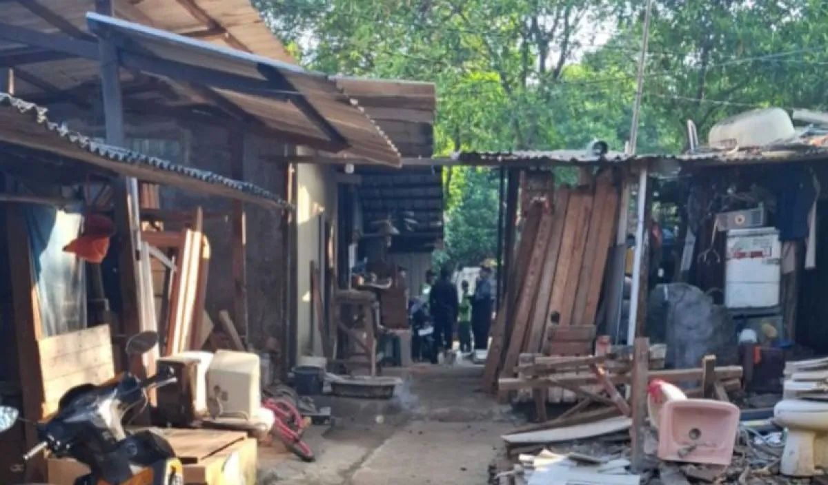 Gubuk liar di Taman Pemakaman Umum (TPU) Kebon Nanas, Cipinang Besar Selatan, Jatinegara, Jakarta Timur, Rabu, 30 Juli 2025. <b>(Antara)</b>
