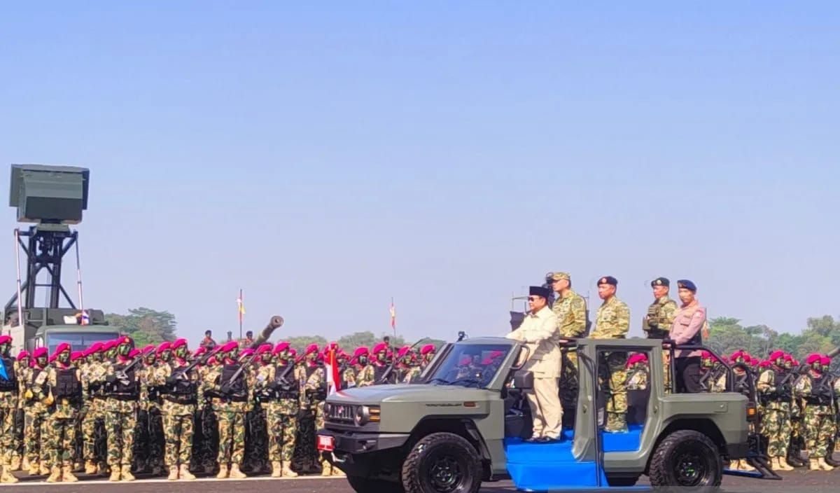 Presiden Prabowo Subianto bersama Panglima TNI dan para kepala staf angkatan tiga matra meninjau pasukan dalam Upacara Gelar Pasukan Operasional dan Kehormatan Militer di Pusdiklatpassus Batujajar, Bandung Barat, Minggu 10 Agustus 2025. (ANTARA/Ricky <b>(Antara)</b>