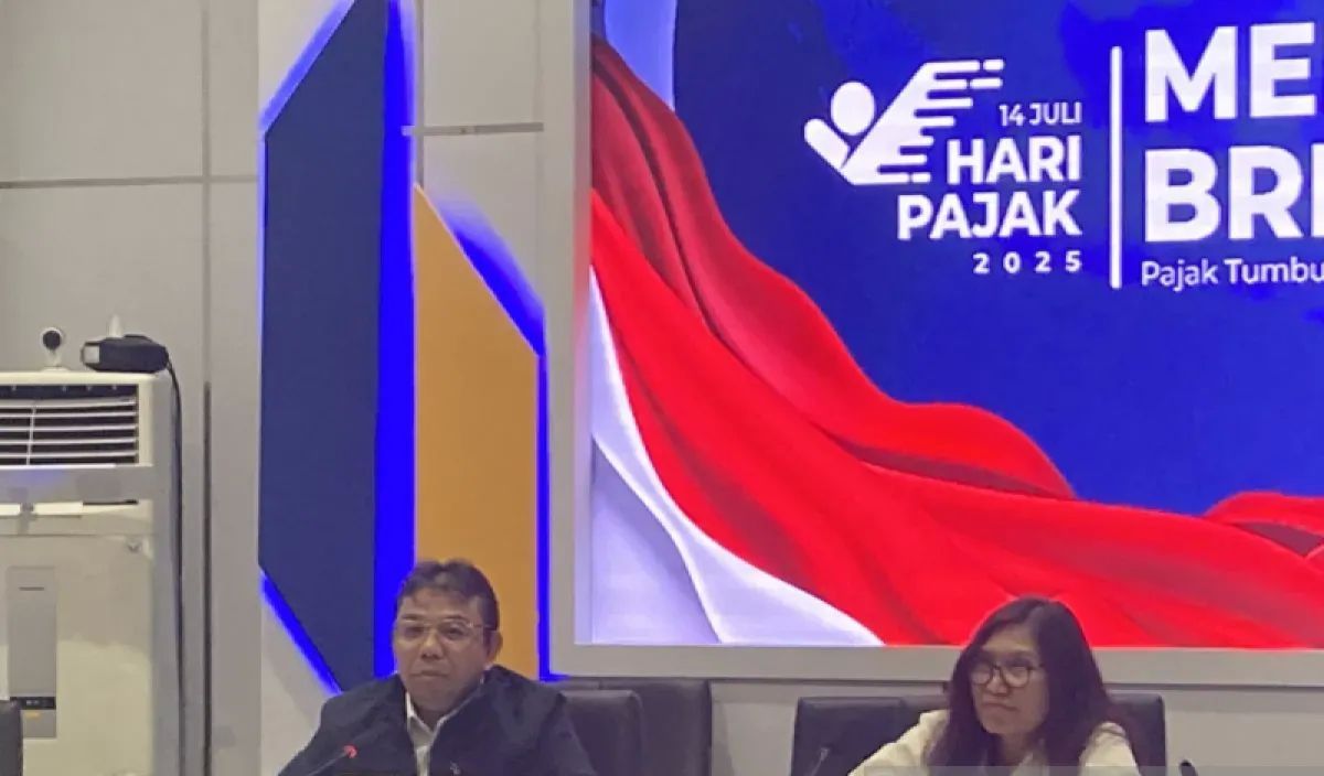 Arsip Foto - Staf Ahli Menteri Keuangan Bidang Kepatuhan Pajak Yon Arsal dan Direktur Penyuluhan, Pelayanan dan Humas DJP Rosmauli dalam taklimat media di Jakarta, Senin, 14 Juli 2025. <b>(ANTARA)</b>