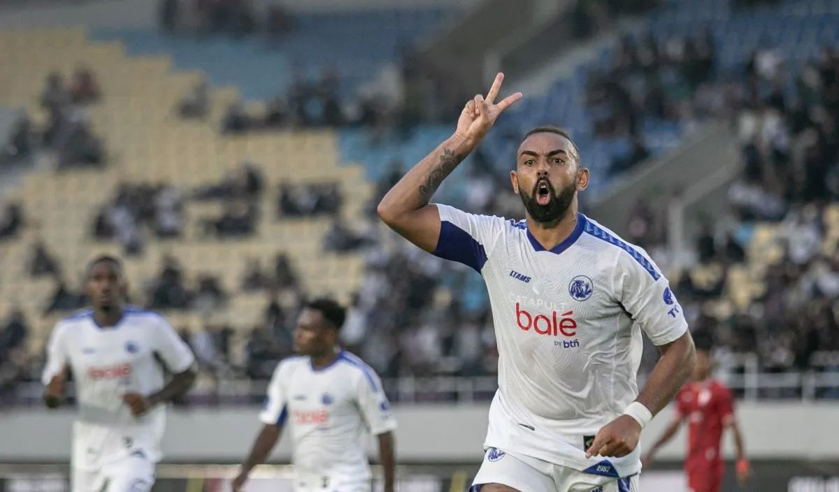 Pesepak bola Arema FC Dalberto Luan Belo berselebrasi usai berhasil mencetak gol ke gawang Persis Solo pada pertandingan BRI Super League 2025-2026 di Stadion Manahan, Solo, Jawa Tengah, Minggu, 28 September 2025. Persis Solo bermain imbang melawan A <b>(ANTARA)</b>