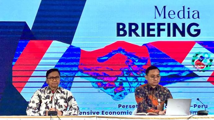 Direktur Jenderal Perundingan Perdagangan Internasional (Dirjen PPI) Kementerian Perdagangan Djatmiko Bris Witjaksono dalam jumpa pers Perjanjian Kemitraan Ekonomi Komprehensif (CEPA) Indonesia-Peru, di Kantor Kementerian Perdagangan, Jakarta, Selasa, 12 Agustus 2025.