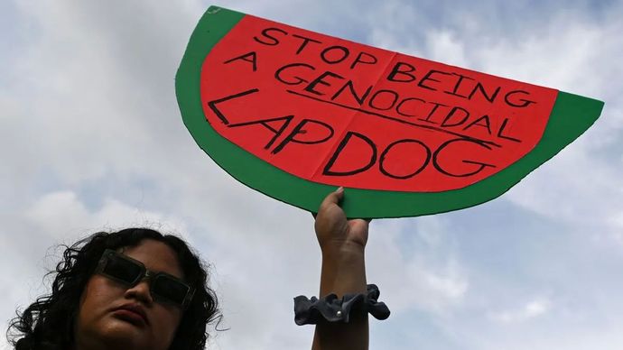 Anggota koalisi musisi untuk Gaza melakukan aksi bertajuk Stop Genosida Palestina di depan Kantor Kedutaan Besar Amerika Serikat, Jakarta, Jumat (19/4/2024). Dalam aksinya mereka menuntut gencatan senjata dan kemerdekaan absolut Palestina dari okupan