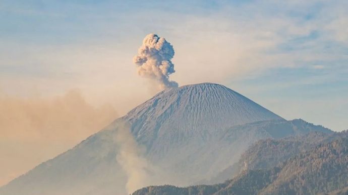 Gunung Semeru Erupsi 29 Kali, Warga Diminta Jauhi Radius Bahaya.