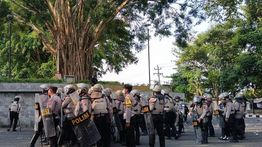 Ricuh di DPRD Temanggung, Puluhan Demonstran Tumbang Akibat Gas Air Mata