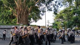 Aksi demonstrasi di depan Gedung DPRD Kabupaten Temanggung berakhir ricuh setelah massa terlibat bentrokan dengan aparat keamanan. Insiden bermula ketika peserta aksi melempari gedung dewan yang dijaga ketat aparat TNI dan Polri.