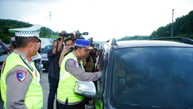 Korps Lalu Lintas (Korlantas) Polri akan memberlakukan rekayasa lalu lintas berupa sistem satu arah (one way) sepenggal pada Selasa sore pukul 15.00 WIB.