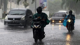 Badan Meteorologi Klimatologi dan Geofisika (BMKG) mengungkapkan adanya dinamika atmosfer yang berpotensi memicu hujan lebat hingga sangat lebat di berbagai wilayah Indonesia pada Selasa.