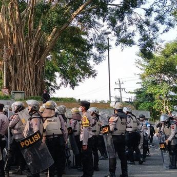 Ricuh di DPRD Temanggung, Puluhan Demonstran Tumbang Akibat Gas Air Mata