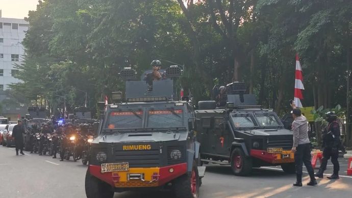 Personel Polda Metro Jaya meninggalkan Markas Polda Metro Jaya untuk melakukan patroli mengelilingi wilayah Jakarta pada Senin 1 September 2025. (ANTARA/Farhan Arda Nugraha)