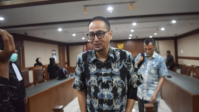 Terdakwa kasus dugaan korupsi proyek Pusat Data Nasional Sementara (PDNS) Semuel Abrijani Pangerapan (tengah) meninggalkan ruangan usai mengikuti sidang tuntutan di Pengadilan Tipikor, Jakarta, Kamis 26 Februari 2026. Jaksa Penuntut Umum Kejaksaan Agung menuntut mantan Direktur Jenderal Aplikasi Informatika Kementerian Komunikasi dan Informatika periode 2016-2024 Semuel Abrijani Pangerapan dengan hukuman tujuh tahun penjara dan denda Rp750 juta subsider 165 hari penjara. ANTARA FOTO/Indrianto Eko Suwarso/nym.