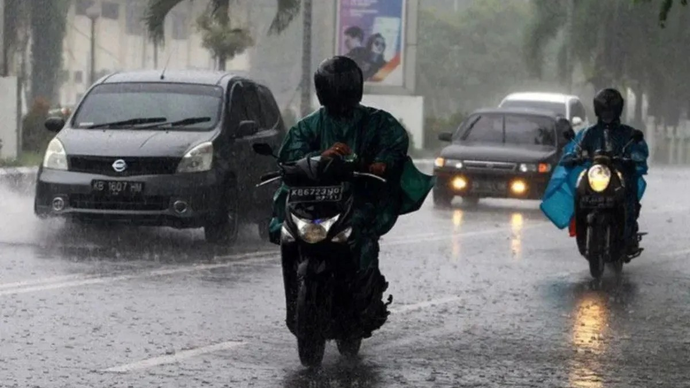 Sejumlah kendaraan menembus hujan lebat. BMKG mengingatkan masyarakat untuk mewaspadai cuaca ekstrem yang berpotensi terjadi 10 hari ke depan. ANTARA FOTO/JESSICA HELENA WUYSANG