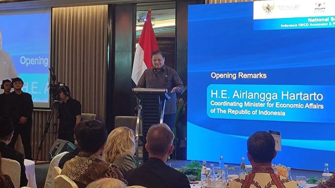 Menteri Koordinator Bidang Perekonomian Airlangga Hartarto menyampaikan sambutan dalam seminar nasional terkait aksesi Indonesia ke Organisation for Economic Co-operation and Development (OECD) di Jakarta, Selasa (21/4/2026). ANTARA/Aria Ananda/aa.