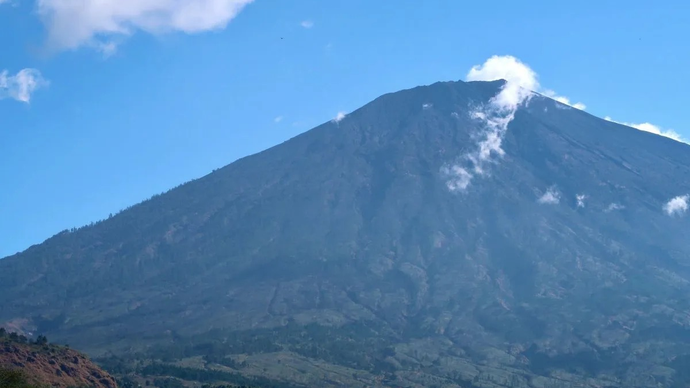 Lanskap tubuh Gunung Rinjani yang dilihat dari Desa Sembalun di Lombok Timur, Nusa Tenggara Barat. ANTARA/Sugiharto Purnama