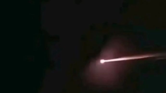 Warga di Kecamatan Sindangbarang, Cianjur, Jawa Barat, sempat mengabadikan kilatan cahaya yang terlihat melintas di langit seperti meteor yang sempat menimbulkan suara dentuman. 