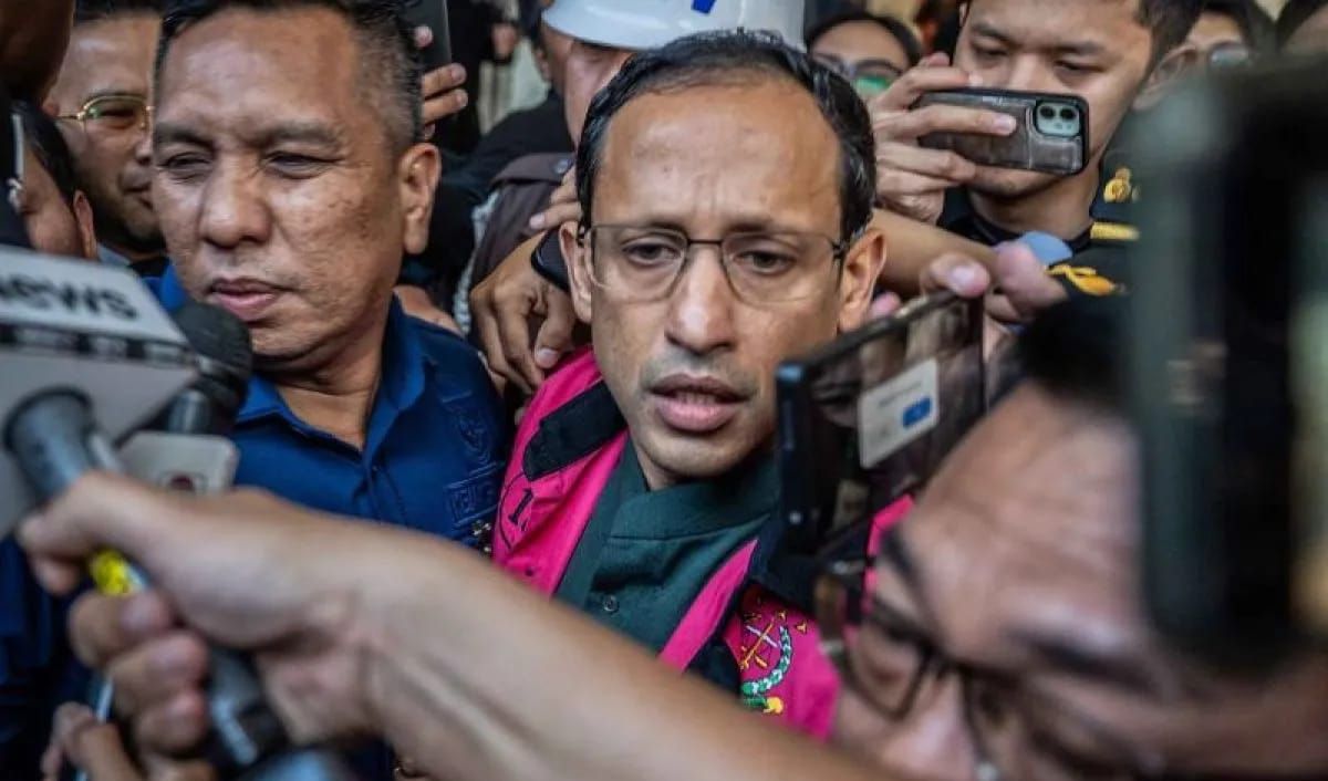 Mantan Menteri Pendidikan, Kebudayaan, Riset dan Teknologi (Mendikbudristek) 2019-2024 Nadiem Makarim (tengah) berjalan menuju mobil tahanan usai pemeriksaan di Jampidsus, Kejaksaan Agung, Jakarta, Kamis 4 September 2025. ANTARA FOTO/Bayu Pratama S/Y <b>(Antara)</b>