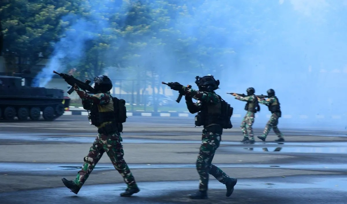Personel Marinir TNI AL menggelar simulasi tempur di Markas Pasmar 1, Cilandak, Jakarta Selatan, Minggu (12/4/2026) ANTARA/Ho-Humas TNI AL <b>(Antara)</b>