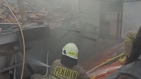 Kebakaran melanda sebuah rumah berlantai dua yang terletak di Jalan Adam, RT 03/RW 02, Sukabumi Utara, Kebon Jeruk, Jakarta Barat, pada Jumat pagi, 4 Juli 2025. 