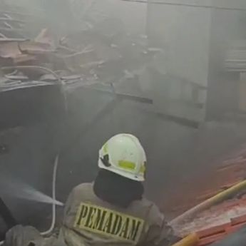 Kebakaran Melanda Rumah 2 Lantai di Kebon Jeruk, Diduga Gara-gara Korsleting Listrik