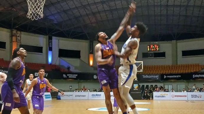 Pembasket Tangerang Hawks saat berebut bola dengan pembasket Satria Muda Pertamina Jakarta.