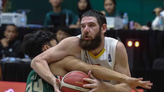 Pebasket Kesatria Bengawan Solo William Joseph Artino (kanan) mendrible bola dan dihalangi pebasket Bima Perkasa Jogja Alfin Nur Indratama (kiri) saat pertandingan Indonesian Basketball League (IBL) 2025 di GOR Pancasila, UGM, Sleman, D.I Yogyakarta, Minggu (19/1/2025). Tim Kesatria Bengawan Solo mengalahkan tim Bima Perkasa Jogja dengan skor 95-66. 