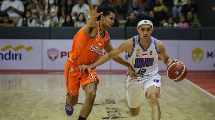 Pebasket Pelita Jaya Jakarta Yesaya Saudale dan pebasket Tangerang Hawks Justin Jaya Wiyanto.