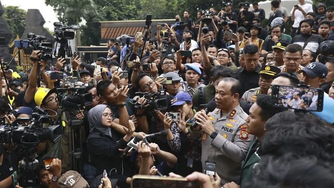Arsip foto - Kapolda Metro Jaya Irjen Pol Asep Edi Suheri (keempat kanan) menyampaikan pernyataan saat menemui massa aksi di Polda Metro Jaya, Jakarta, Jumat 29 Agustus 2025. ANTARA FOTO/Dhemas Reviyanto/hma/nym.