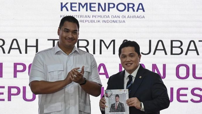 Menteri Pemuda dan Olahraga Erick Thohir (kanan) menerima memori jabatan dari pejabat lama Dito Ariotedjo (kiri) usai penandatanganan naskah serah terima jabatan (sertijab) di Kantor Kemenpora, Jakarta, Kamis (18/9/2025). Erick Thohir menggantikan Dito Ariotedjo sebagai Menteri Pemuda dan Olahraga usai dilantik Presiden Prabowo Subianto pada Rabu 17 September 2025. ANTARA FOTO/Fauzan/sgd