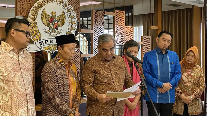 Ketua MPR RI Ahmad Muzani (ketiga kiri) menyampaikan keterangan soal gugurnya prajurit TNI akibat serangan Israel di kompleks parlemen, Senayan, Jakarta, Selasa (31/3/2026). ANTARA/Fath Putra Mulya