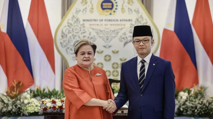Menteri Luar Negeri Sugiono (kanan) berjabat tangan dengan Menteri Luar Negeri Filipina Theresa P. Lazaro (kiri) saat pertemuan ke-8 Joint Commission for Bilateral Cooperation (JCBC) Indonesia-Filipina di Gedung Pancasila, Kementerian Luar Negeri, Jakarta, Kamis (23/4/2026). Pertemuan tersebut membahas penguatan kerja sama kedua negara, mulai dari sektor ekonomi hingga isu geopolitik global. ANTARA FOTO/Dhemas Reviyanto/wsj.