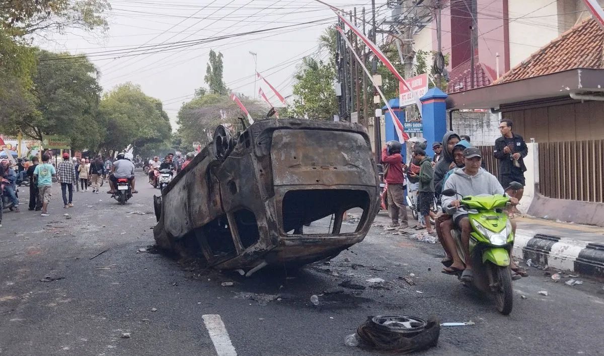 Mobil aparat kepolisian jenis Toyota Avanza yang terbakar di Jalan Dokter Wahidin Pati, Rabu, 13 Agustus 2025. <b>(ANTARA)</b>