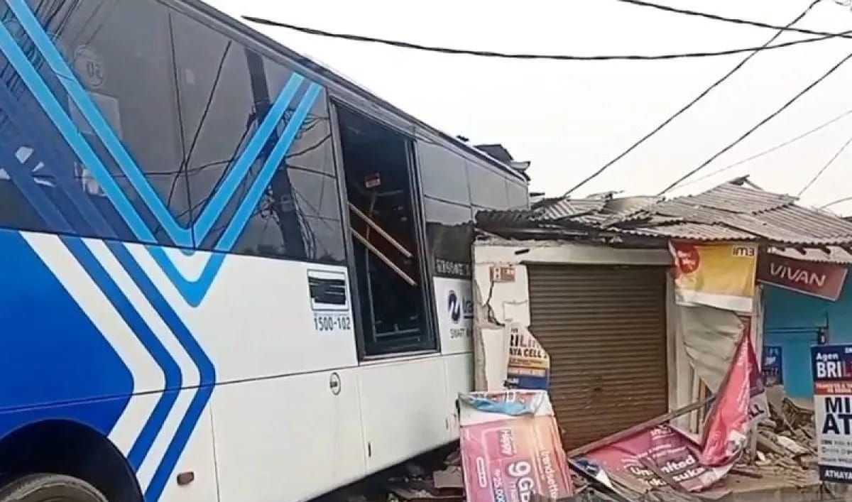 Bus Transjakarta menabrak empat rumah toko (ruko) hingga menyebabkan sejumlah orang luka-luka di kawasan Pulogebang, Cakung, Jakarta Timur, Jumat pagi 19 September 2025. ANTARA/Siti Nurhaliza/aa.