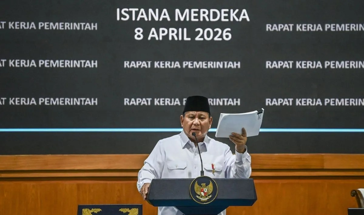 Presiden Prabowo Subianto memberi taklimat saat Rapat Kerja Pemerintah dengan Kabinet Merah Putih berserta seluruh Eselon I K/L dan Dirut BUMN di Kompleks Istana Kepresidenan, Jakarta, Rabu (8/4/2026). Presiden menyampaikan bahwa rapat ini menjadi mo <b>(Antara)</b>